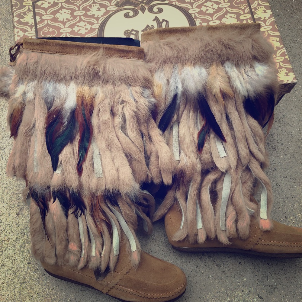 Moccasin boots in suede with feathers.